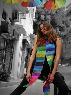 Lange smalle zijden regenboog sjaal - Liz