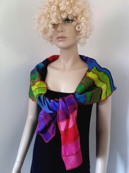 Regenboog sjaal zijde - rode stiksels  - Liz Regenboog sjaal zijde - rode stiksels  - Liz