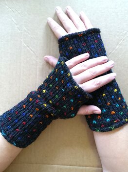 Wollen handwarmers zwart stip